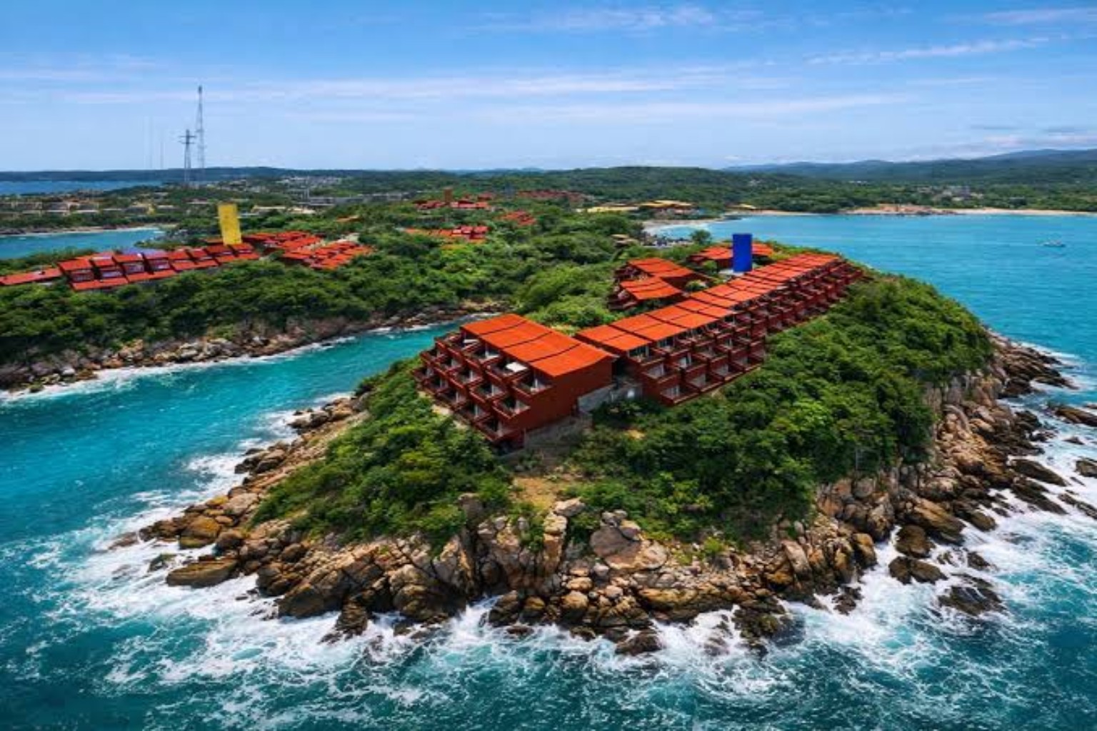 Vista aérea de Las Brisas Huatulco entre naturaleza y mar