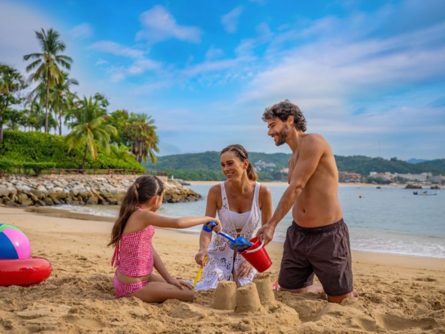 Familia disfrutando unas vacaciones de verano en la playa